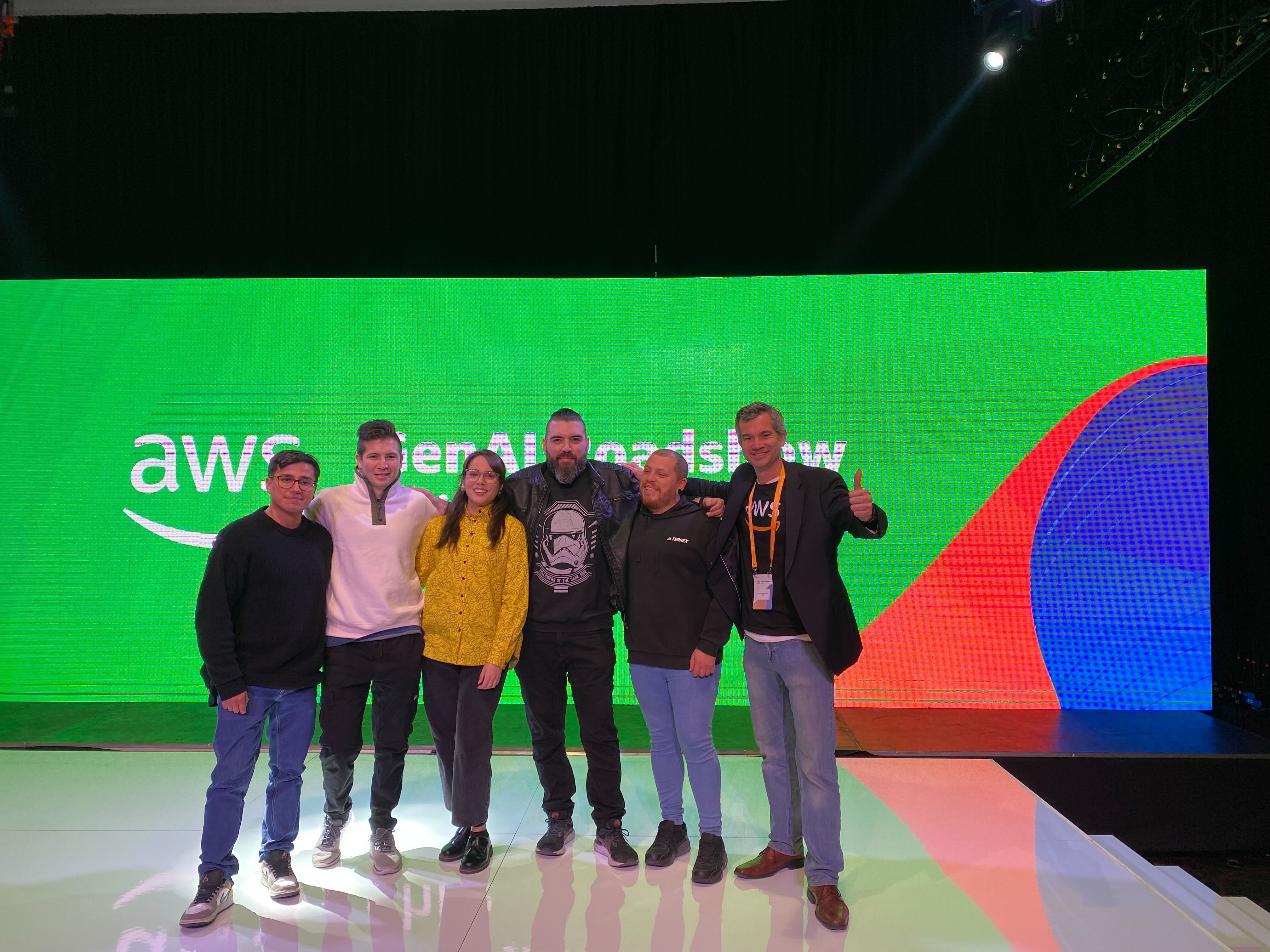 Equipo en el escenario de AWS GenAI Roadshow