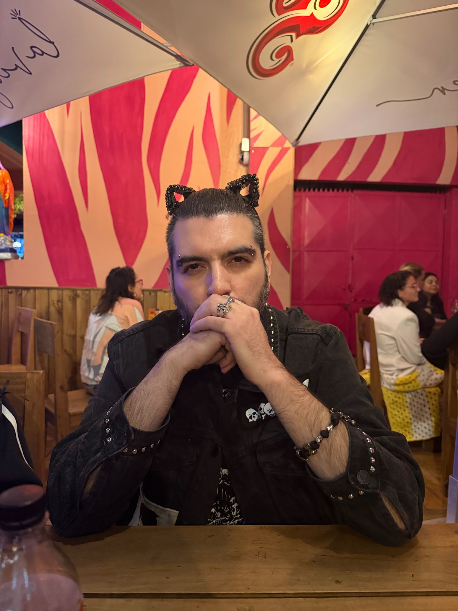 Zhad con orejas de gato en un bar