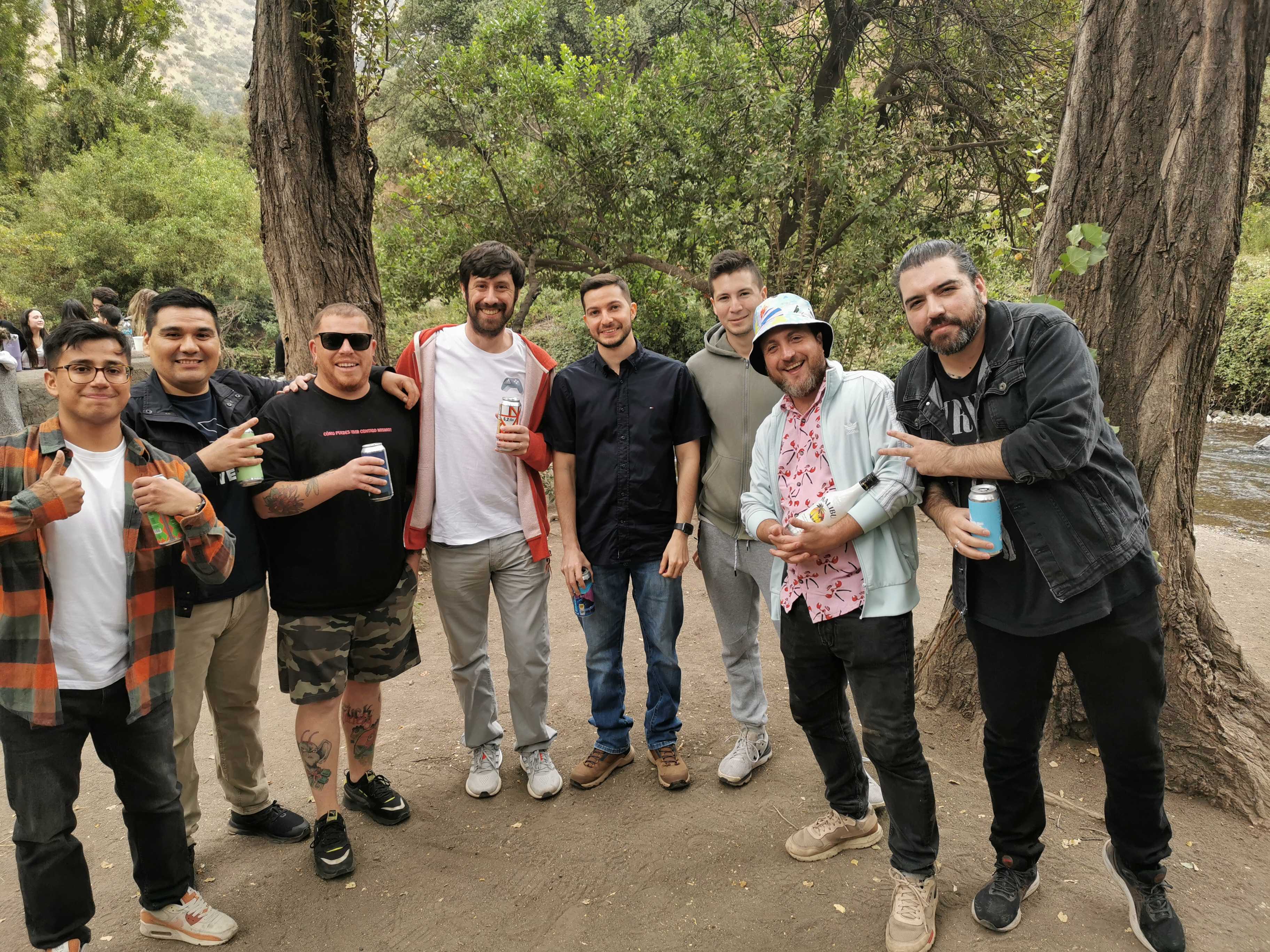 Grupo de amigos en una caminata junto al río