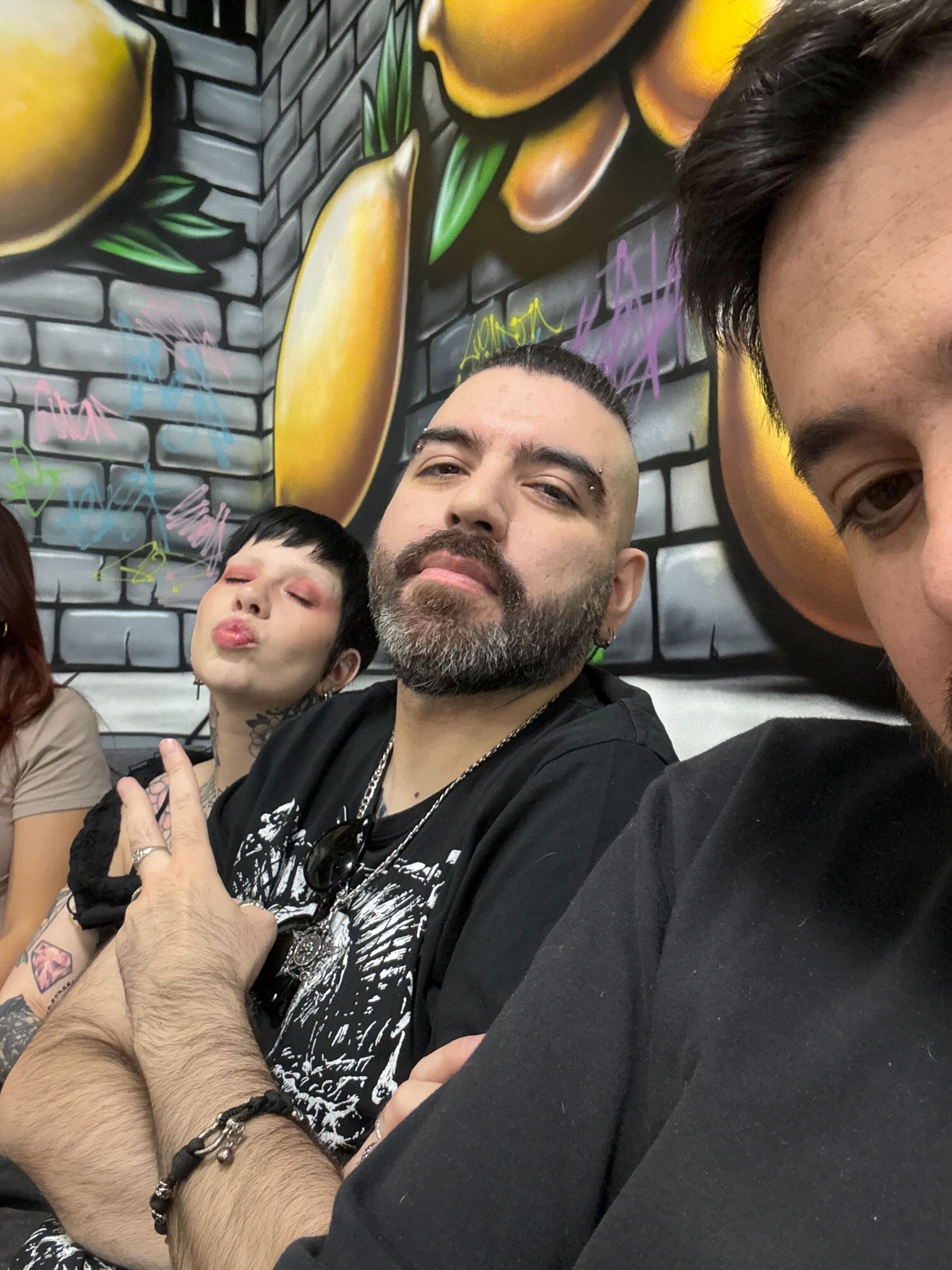 Selfie frente al mural de limones de Lemontech