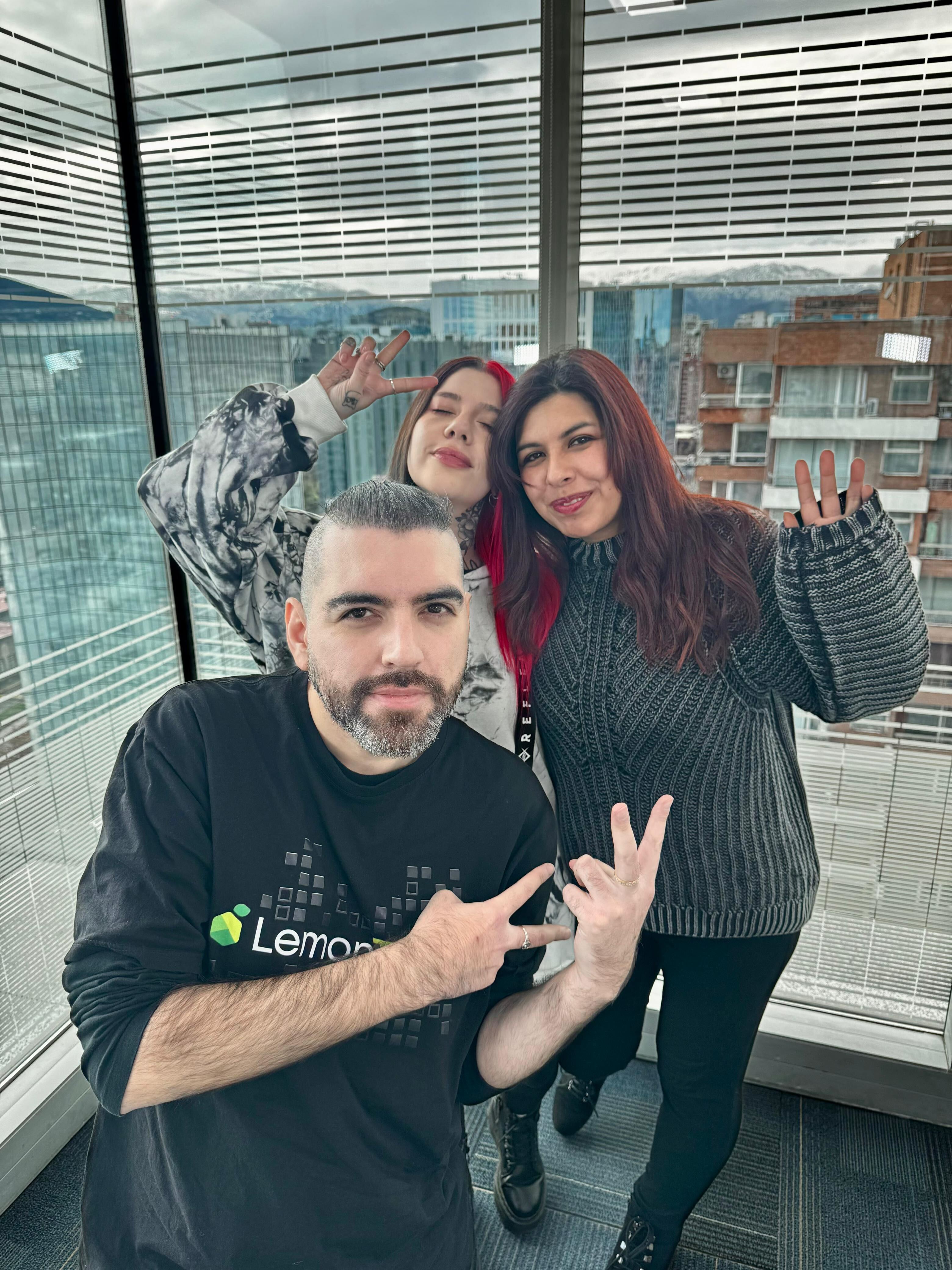 Zhad con Sofi y Caro en la terraza de Lemontech