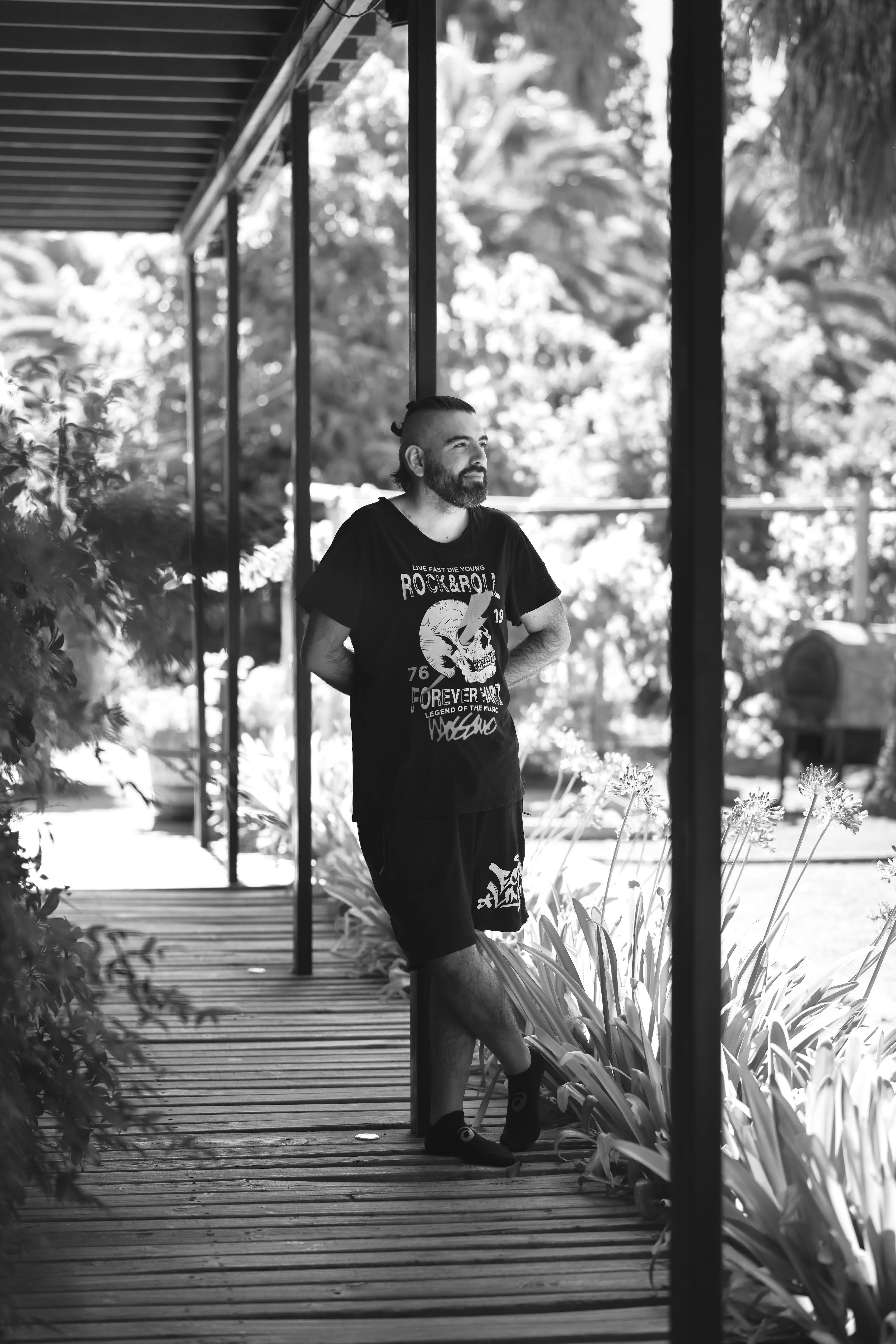 Zhad, retrato en el porche